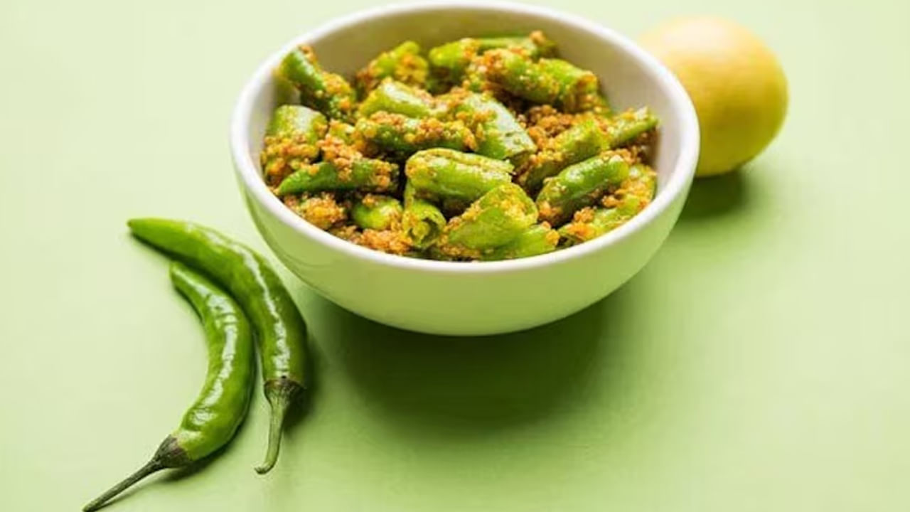 పచ్చి మిరపకాయల్లో ఉండే యాంటీ ఆక్సిడెంట్లు శరీరంలో మంటను తగ్గిస్తాయి. అలాగే పచ్చిమిర్చి క్యాన్సర్ నుండి కూడా రక్షిస్తుంది. వాటి యాంటీఆక్సిడెంట్లు ఫ్రీ రాడికల్స్‌ను తటస్థీకరిస్తాయి. క్యాప్సైసిన్ కొన్ని రకాల క్యాన్సర్ కణాల పెరుగుదలను నిరోధిస్తుంది.