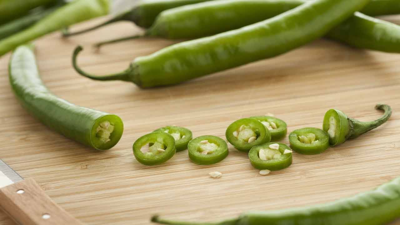 పచ్చి మిరపకాయలలో క్యాప్సైసిన్ అనే సమ్మేళనం ఉంటుంది. ఇది గుండె జబ్బులను నివారిస్తుంది. క్యాప్సైసిన్ మూలకం మిరపకాయలకు కారంగా కూడా ఉంటుంది. దీనితో పాటు, పచ్చి మిరపకాయలు తినడం జీర్ణక్రియ, కంటి చూపు, రోగనిరోధక శక్తికి ఉపయోగపడుతుంది. 