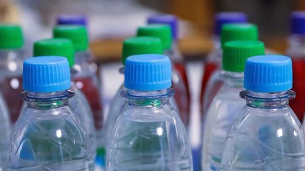 ఆకుపచ్చ మూత: ఆకుపచ్చ మూత ఉన్న సీసాలలో సహజంగా శుద్ధి చేయబడిన నీరు ఉంటుంది. ఈ నీరు సహజ వనరుల నుండి వస్తుంది అలాగే ఈ నీటిని నేరుగా శుద్ధిచేసి బాటిల్స్‌లో నింపుతారు. కాబట్టి ఇకపై మీరు వాటర్‌ బాటిల్‌ కొనేటప్పుడు దాని క్యాప్‌ రంగును దృష్టిలో ఉంచుకొని కొనండి. ఇది మీ ఆరోగ్యానికి, రుచికి ఉత్తమమైన నీటిని ఎంచుకోవడానికి సహాయపడుతుంది.