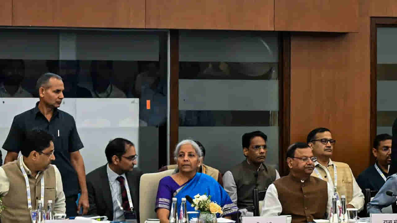 GST: గుడ్ న్యూస్.. జీఎస్టీపై కేంద్రం సంచలన నిర్ణయం.. ఆ రెండు శ్లాబ్‌లు తొలగింపు.. తగ్గనున్న వాటి ధరలు..