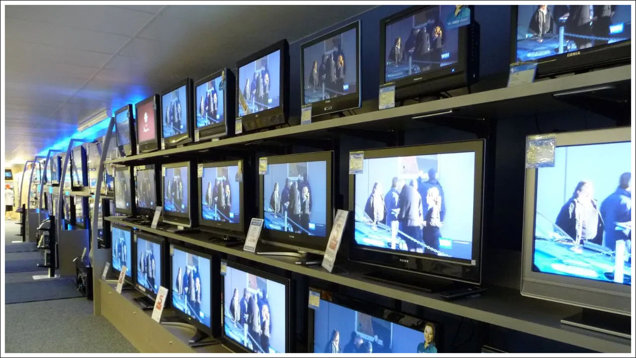 GST Reduction: దసరా, దీపావళి పండగలకు ముందు  కేంద్ర ప్రభుత్వం ఒక పెద్ద బహుమతిని అందిస్తోంది. రాబోయే రోజుల్లో మీరు కన్స్యూమర్ ఎలక్ట్రానిక్స్‌కు సంబంధించిన ఏదైనా వస్తువులను కొనుగోలు చేయాలని ప్లాన్ చేస్తుంటే ఎంతో డబ్బును ఆదా చేసుకోవచ్చు. కొత్త GST రేట్లు అమలు చేసిన తర్వాత పలు వస్తువుల కొనుగోలుపై భారీగా డబ్బులు ఆదా చేసుకునే అవకాశం ఉంటుంది.