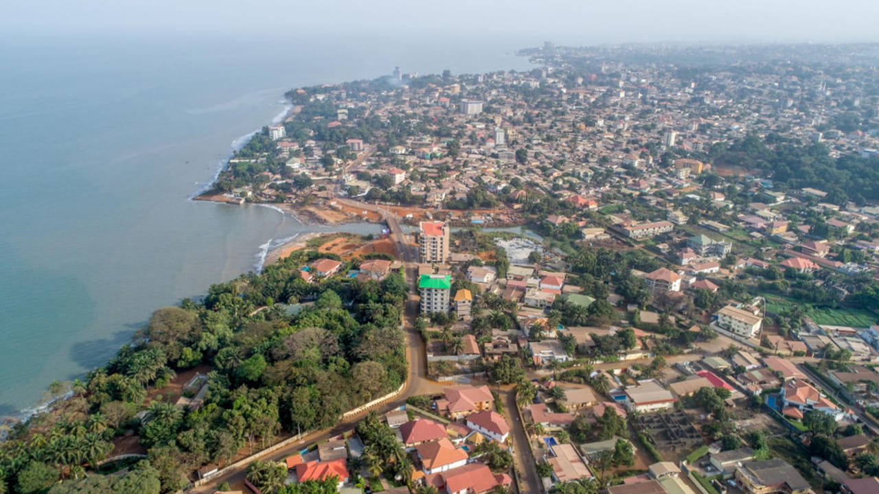 గినియా (ఆఫ్రికా): ఆఫ్రికాలోని గినియా దేశంలో 1 భారత రూపాయి దాదాపు 100 గినియా ఫ్రాంక్లకు సమానం. ఐరన్, బాక్సైట్ వంటి వనరులు ఉన్నప్పటికీ, రాజకీయ అస్థిరత కారణంగా కరెన్సీ బలహీనంగా ఉంది. ఆఫ్రికా సంస్కృతి, వన్యప్రాణులను దగ్గరగా చూడాలనుకునేవారికి గినియా ఒక ప్రత్యేకమైన గమ్యస్థానం.