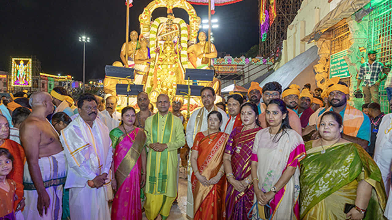 ఈ వాహన సేవలో తిరుమల శ్రీశ్రీశ్రీ పెద్దజీయర్స్వామి, శ్రీశ్రీశ్రీ చిన్నజీయర్స్వామి, టీటీడీ ఛైర్మన్ బీఆర్ నాయుడు, ఈవో అనిల్కుమార్ సింఘాల్, పలువురు బోర్డు సభ్యులు, ఇతర అధికారులుపా ల్గొన్నారు.