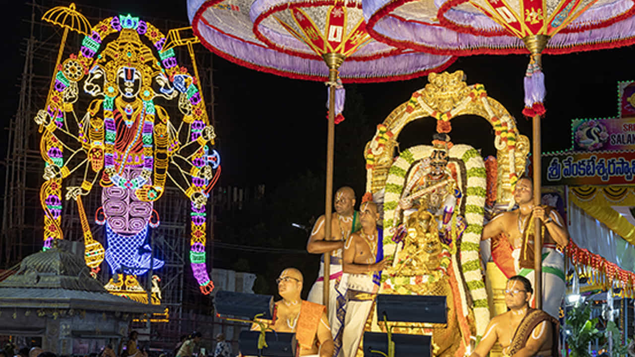 టీటీడీ ధార్మిక ప్రాజెక్టుల ఆధ్వర్యంలో నిర్వహించిన కళా బృందాల ప్రదర్శనలు భక్తులకు ఆధ్యాత్మికానందం కలిగించాయి.