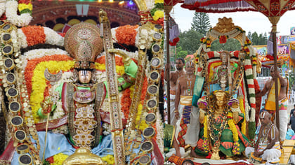 హనుమంతుడి వాహనంపై రామయ్యగా మలయప్ప స్వామి దర్శనం..