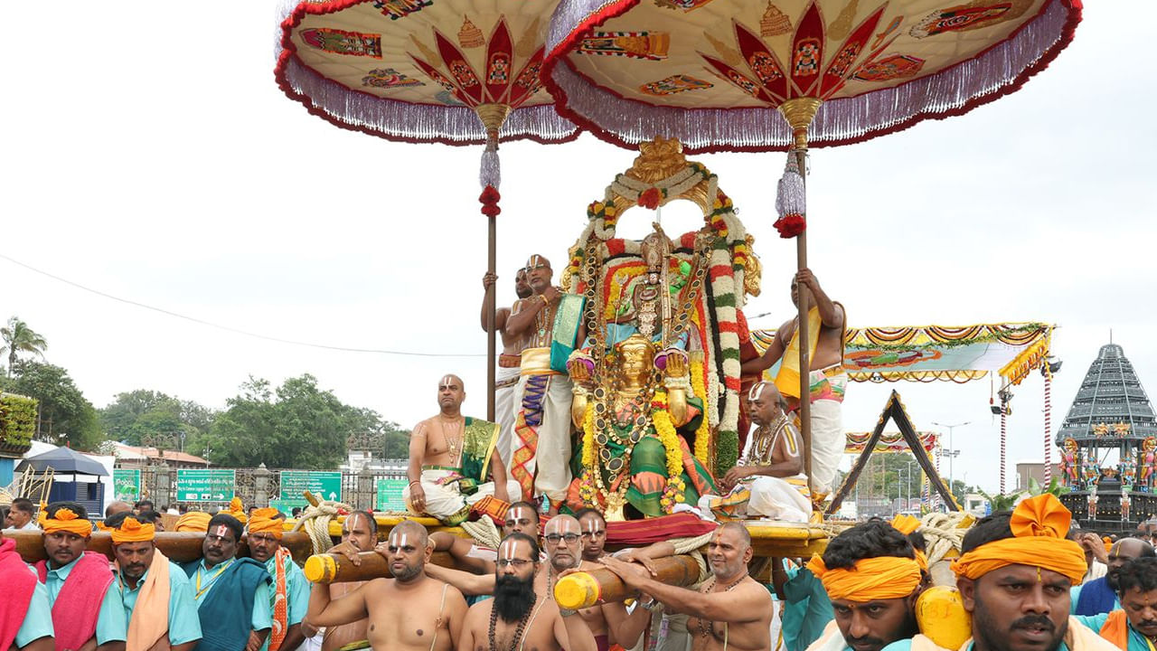 తిరుమల శ్రీవారి సాల‌క‌ట్ల‌ బ్రహ్మోత్సవాల్లో భాగంగా ఆరో రోజు సోమవారం ఉదయం 8 గంటలకు శేషాచలాధీశుడు శ్రీ కోదండ రాముని అవతారంలో ధ‌నుస్సు, బాణం ధ‌రించి తన భక్తుడైన హనుమంతునిపై ఊరేగి భక్తులకు దర్శనమిచ్చారు. 