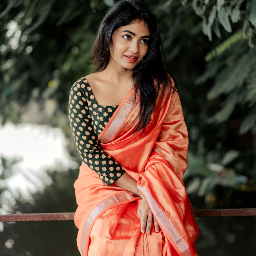 సోషల్ మీడియా ద్వారా వచ్చిన క్రేజ్ తో ఈ చిన్నది బిగ్ బాస్ గేమ్ షోలో అవకాశం అందుకుంది. నాగార్జున హోస్ట్ గా చేసిన బిగ్ బాస్ సీజన్ 4లో కంటెస్టెంట్ గా పాల్గొంది. హౌజ్‌లో తనదైన అల్లరి పనులతో టాప్‌ 5లో నిలిచి అందరి దృష్టిని ఆకర్షించింది. తాజాగా తన ఇంస్టాగ్రామ్ అకౌంటులో కొన్ని ఫొటోస్ షేర్ చేసింది ఈ భామ.