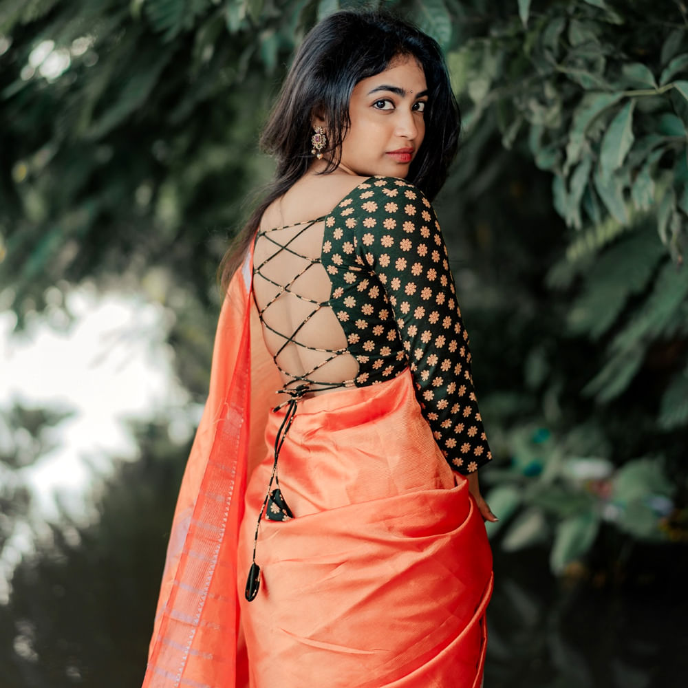 9 సెప్టెంబర్ 1997న తెలంగాణ రాష్ట్ర రాజధాని హైదరాబాద్ లో ఓ హిందూ కుటుంబంలో జన్మించింది అందాల తార అలేఖ్య హారిక. ఈ బ్యూటీకి వంశీ కార్తీక్ అనే ఒక సోదరుడు కూడా ఉన్నాడు. సోషల్ మీడియాలో ఈ చిన్నదాన్ని ఫాలో అయ్యేవారి సంఖ్య ఎక్కువే..