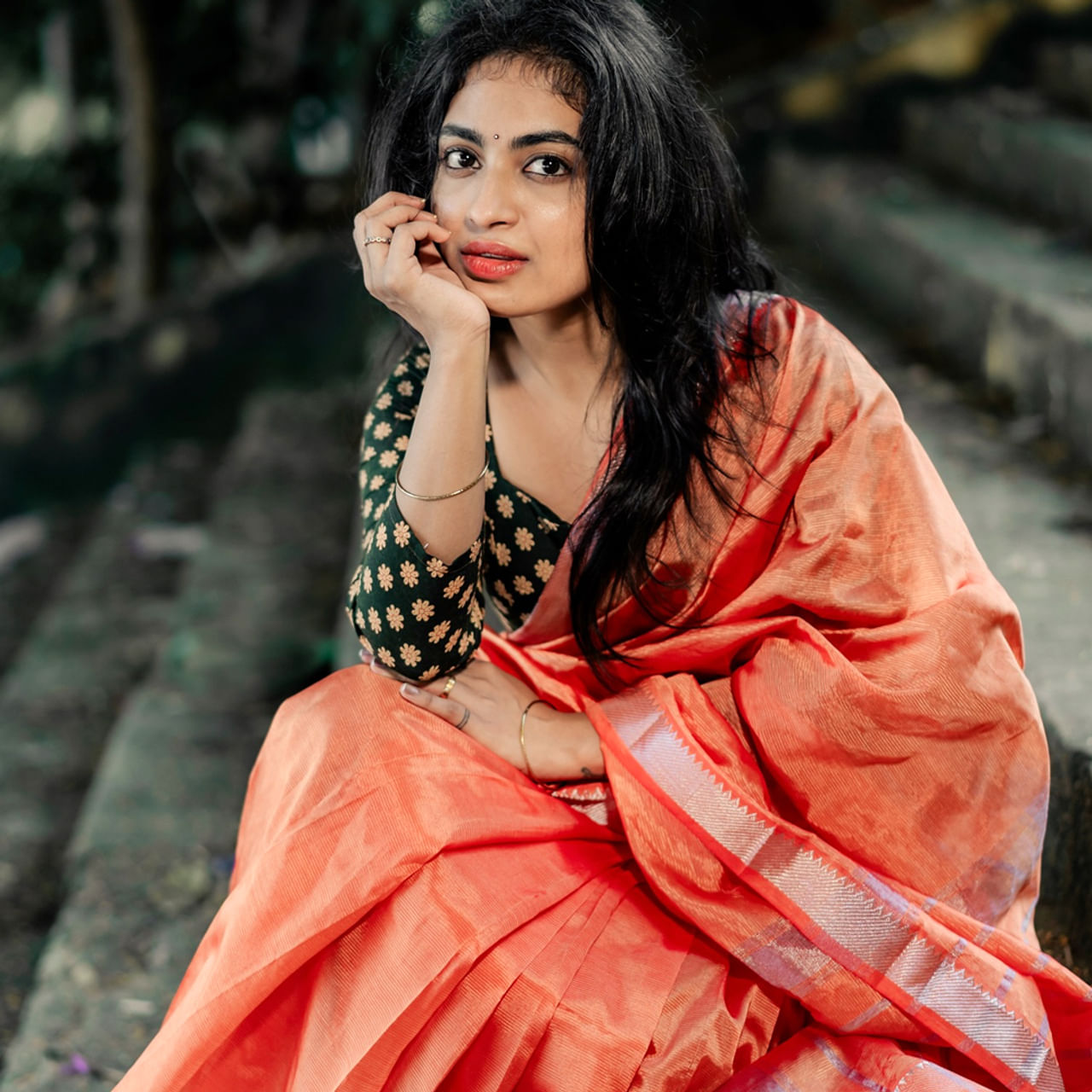 దేత్తడి హారిక.. ఈ చిన్నదాని గురించి ప్రత్యేకంగా పరిచయం చేయాల్సిన అవసరం లేదు. యూట్యూబ్ స్టార్ గా తెలుగు రాష్ట్రాల్లో మంచి క్రేజ్ సొంతం చేసుకుంది ఈ ముద్దుగుమ్మ. తెలంగాణ యాసలో మాట్లాడుతూ.. యూట్యూబ్ లో అందరికీ ఇచ్చిపడేసే వీడియోలతో నెట్టింట బాగా పాపులర్ దేత్తడి హారిక.