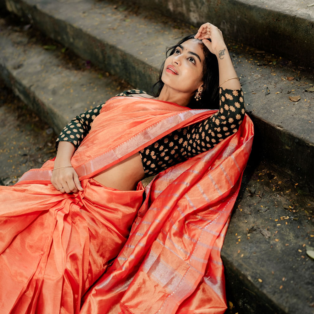 హైదరాబాద్ లోని ఓ పాఠశాలలో స్కూలింగ్ విద్య పూర్తిచేసింది. మెహదీపట్నంలో ఉన్నసెయింట్ ఆన్స్ కళాశాల నుంచి బ్యాచలర్ అఫ్ బిజినెస్ అడ్మినిస్ట్రేషన్ నుంచి డిగ్రీ పట్టా పొందింది ఈ వయ్యారి భామ. అలేఖ్యకు చిన్నప్పటి నుంచి డ్యాన్స్‌పై మక్కువ ఎక్కువ. చిన్నప్పటి నుంచి కొరియోగ్రాఫర్‌ కావాలని కోరిక.