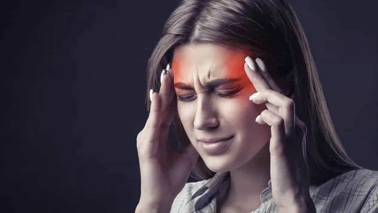 విటమిన్ డి: విటమిన్ డి లోపం వల్ల తరచుగా తలనొప్పి వస్తుంది. ఈ విటమిన్ లోపం ఎక్కువ కాలం ఉంటే అది కేవలం ఎముకలు, కండరాల పనితీరునే కాకుండా మెదడు పనితీరును కూడా ప్రభావితం చేస్తుంది. అందుకే తలనొప్పి నిరంతరంగా వస్తుంటే విటమిన్ డి లోపం ఉందేమో చూసుకోవాలి.