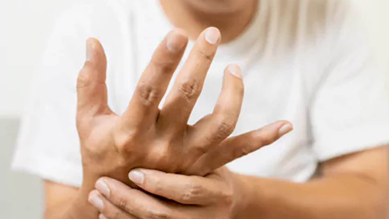 మెగ్నీషియం  : మెగ్నీషియం నరాల పనితీరు, కండరాల ఆరోగ్యం విషయంలో కీలక పాత్ర పోషిస్తుంది. ఒక వేళ శరీరంలో మెగ్నీషియం లోపిస్తే మాత్రం కండరాల నొప్పులు, చేతులు వణకడం వంటి సమస్యలకు కారణం అవుతుందంట. అంతే కాకుండా నరాల పనితీరులో ఇది ముఖ్యమైనది. మెదడులోని న్యూరో ట్రాన్మ్సిటర్ సంకేతాలను నియంత్రిస్తుందంట. 