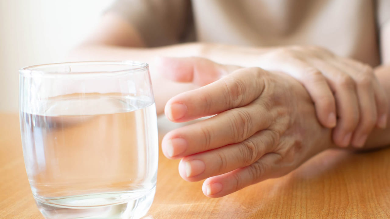 అందుకే ఈ విటమిన్స్ లోపం వలన తరుచూ చేతులు వణకడం వంటి సమస్యలు తలెత్తుతాయంట. అందుకే తప్పనిసరిగా, ఈ విటమిన్ లోపం లేకుండా చూసుకోవాలంట. అలాగే నాడీ వ్యవస్థ పనితీరు బాగుండటానికి మంచి ఆహారపదార్థాలు తీసుకోవాలని చెబుతున్నారు ఆరోగ్య నిపుణులు.