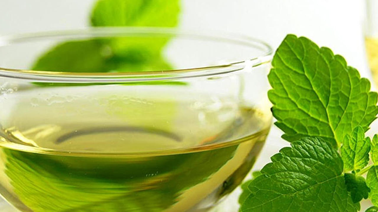 తులసి రసం : తులసి రసం ఆరోగ్యానికి చాలా మంచిది. ఇది నేచురల్ యాంటీ బయాటిక్ గా పని చేస్తుంటుంది. అందువలన తులసి ఆకులను నమలడం లేదా తులసి టీ తాగడం, వేడి నీటిలో తులసి ఆకులు వేసుకొని ఆవిరి పట్టడం చేయడం వలన కఫం దూరం అవ్వడమే కాకుండా, జలుబు దగ్గు సమస్య నుంచి ఉపశమనం కలుగుతుందంట.