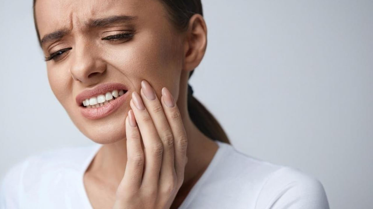 కొంత మంది దవడ నొప్పి ఎక్కువగా వస్తుంటుంది. వారు దానిని అంతగా పట్టించుకోరు కానీ, దవడ నొప్పి అనేది పదే పదే ఎక్కువగా వస్తుంటే, అది గుండెపోటుకు కారణం అవుతుందని చెబుతున్నారు  ఆరోగ్య నిపుణులు. దీని వలన అనేక సమస్యలు ఎదురు అయ్యే ప్రమాదం ఉన్నదంట.అందుకే ఈ విషయంలో అస్సలే నిర్లక్ష్యం చేయ్యకూడదంట.