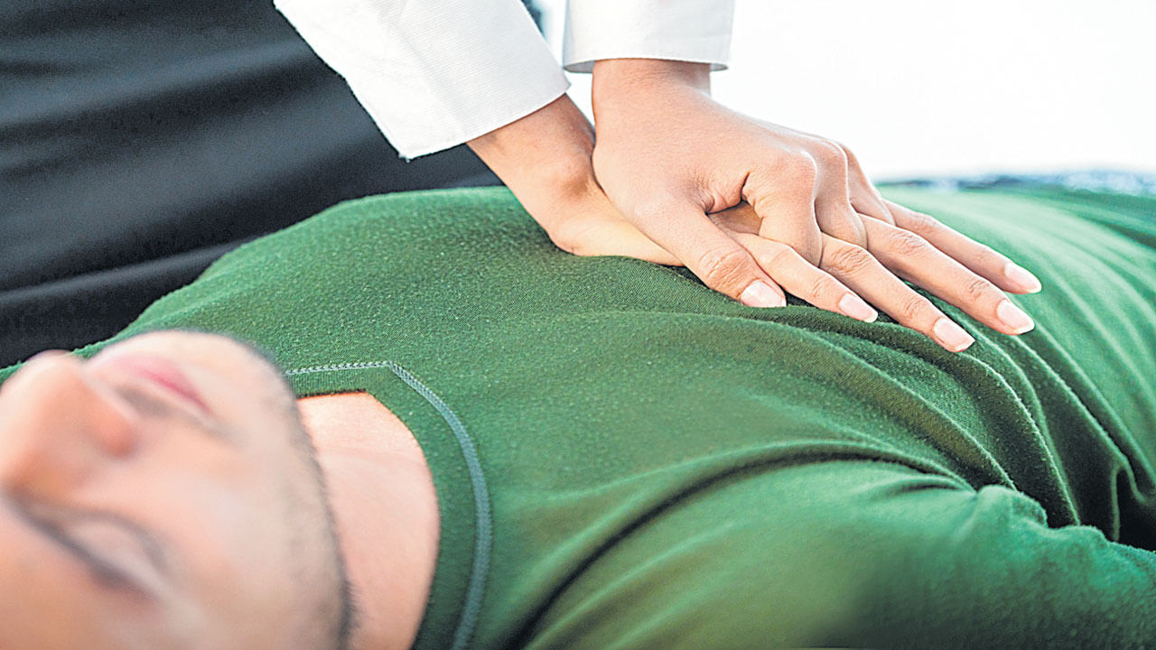 నాలుగవ దశలో,  సీపీఆర్ చేస్తున్న క్రమంలో, ఎలాంటి ఫలితం లేకుండా, వారి రంగు మారడం ప్రారంభమైతే, ముఖ్యంగా నీలం లేదా ముదురు రంగులో శరీరం, ముఖం కనిపిస్తే అతని మరణానికి దగ్గరగా  ఉన్నట్లేనంట. ఒక వేళ వ్యక్తి శరీరం ఎప్పటిలా మారుతూ ఉంటే ఆ వ్యక్తి కోలుకుంటున్నట్లు అని అర్థం.