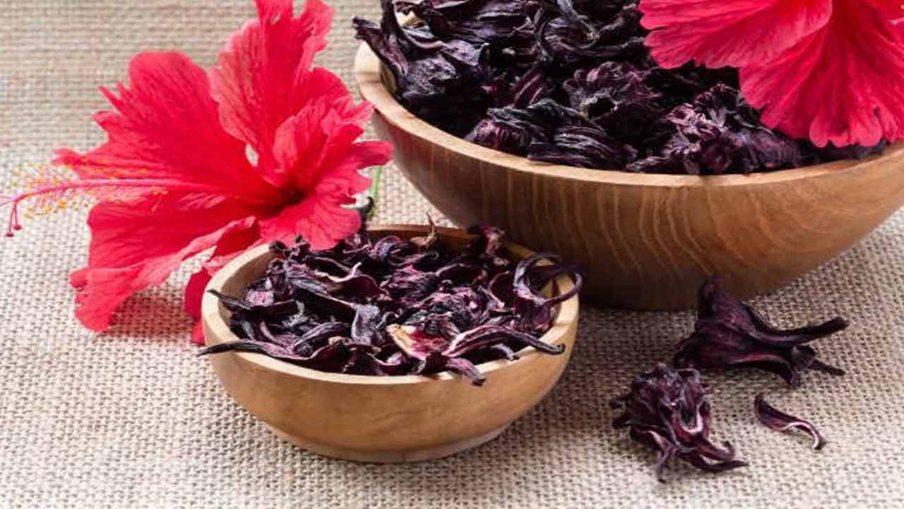 మందార జుట్టుకు సహజమైన రంగును అందిస్తుంది, తెల్ల జుట్టును నివారించడంలో సహాయపడుతుంది. తల చర్మాన్ని ఆరోగ్యంగా ఉంచుతుంది. అలాగే, మందార పువ్వులను మరిగించి టీ కూడా తయారు చేసి తాగవచ్చు. మీరు ఉదయం ఖాళీ కడుపుతో మందార పూల టీ తాగటం వల్ల కూడా జుట్టుకు మంచి పోషణనిస్తుంది. మందార పువ్వులు, ఆకులను కొబ్బరి నూనెలో వేసి వేడి చేసి, ఆ నూనెను జుట్టుకు పట్టించవచ్చు.