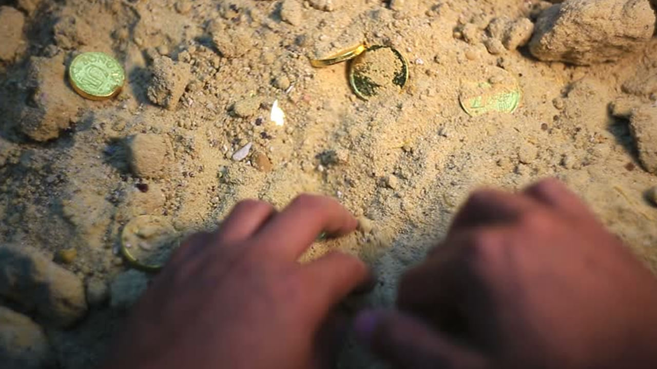 పూల మొక్కల కోసం తవ్వుతుండగా దడదడలాడే శబ్ధాలు.. ఆ మట్టిలో మెరిసిన 600ఏళ్లనాటి అద్భుతం..!