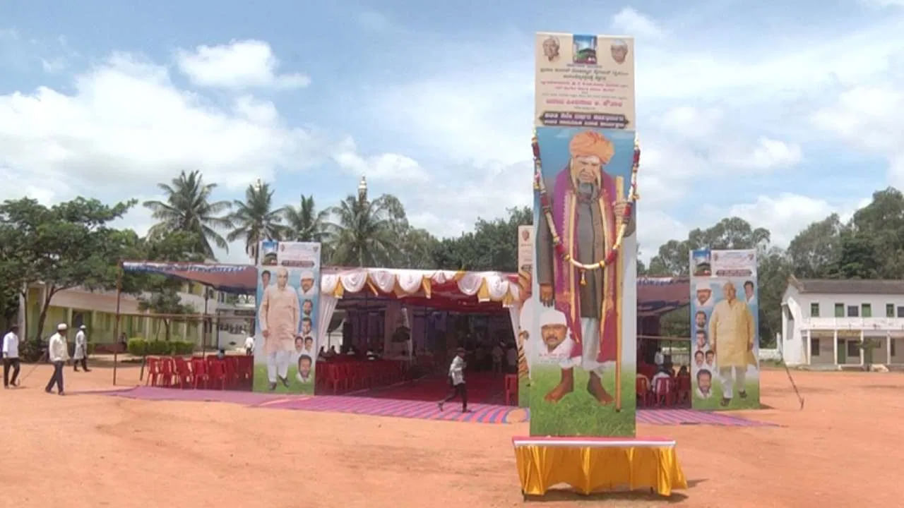 కర్ణాటకలోని గడగ్ నగరంలోని అంజుమన్ స్కూల్ ప్రాంగణంలో హిందూ, ముస్లిం జంటల సామూహిక వివాహం ఘనంగా జరిగింది. బెటగేరి అంజుమన్ కమిటీ ఒక సామూహిక వివాహాన్ని నిర్వహించింది. ఈ సామూహిక వివాహ కార్యక్రమంలో 36 జంటలు కొత్త జీవితంలోకి ప్రవేశించారు. 26 హిందూ జంటలు, 10 ముస్లిం జంటలు ఈ కార్యక్రమంలో పాల్గొన్నాయి.