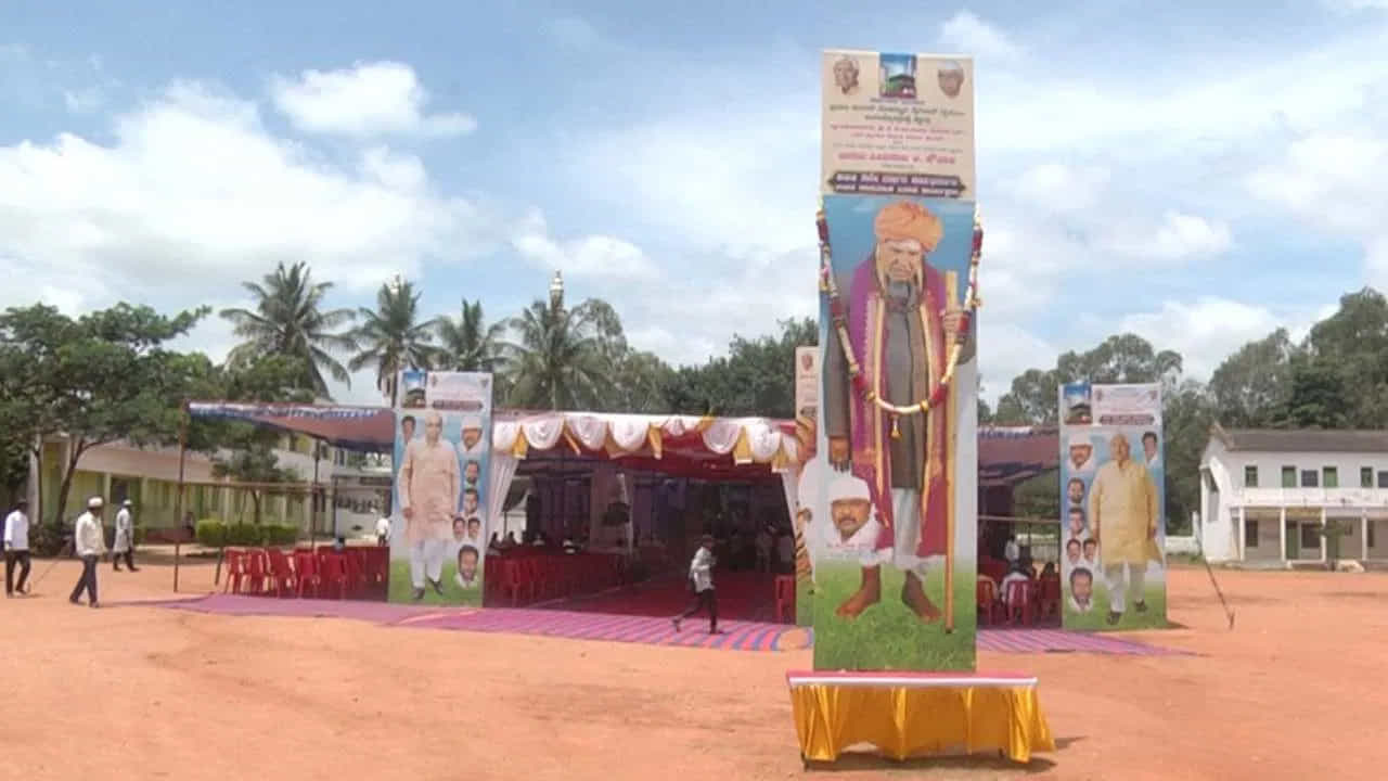 కర్ణాటకలోని గడగ్ నగరంలోని అంజుమన్ స్కూల్ ప్రాంగణంలో హిందూ, ముస్లిం జంటల సామూహిక వివాహం ఘనంగా జరిగింది. బెటగేరి అంజుమన్ కమిటీ ఒక సామూహిక వివాహాన్ని నిర్వహించింది. ఈ సామూహిక వివాహ కార్యక్రమంలో 36 జంటలు కొత్త జీవితంలోకి ప్రవేశించారు. 26 హిందూ జంటలు, 10 ముస్లిం జంటలు ఈ కార్యక్రమంలో పాల్గొన్నాయి.