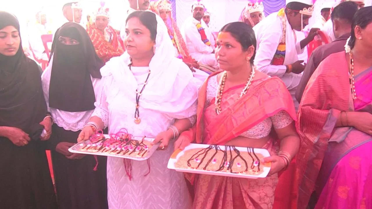 ఈ సందర్భంగా పుట్టరాజ్ గవైగల మఠం ప్రధాన పూజారి కల్లయ్యజ్జన్ మాట్లాడుతూ.. నేటి ఖరీదైన ప్రపంచంలో వివాహాల కోసం లక్షల రూపాయలు ఖర్చు చేస్తున్నారని, పేదలకు వివాహం చేయడం చాలా కష్టమైన పని అని, అయితే బెటగేరి అంజుమన్ కమిటీ అన్ని మతాల కోసం సామూహిక వివాహ వేడుకను నిర్వహించిందని అన్నారు.