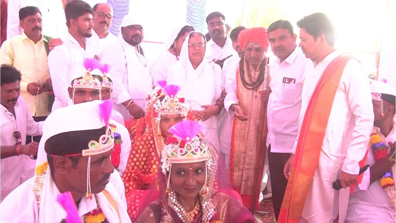 10 ముస్లిం జంటలు వారి సంప్రదాయాల ప్రకారం వివాహం చేసుకోగా, 26 హిందూ జంటలు హిందూ సంప్రదాయాల ప్రకారం వివాహం చేసుకున్నారు. పుట్టరాజ్ గవైగల్ మఠం ప్రధాన పూజారి కల్లయ్యజ్జన్, ముస్లిం మత పెద్దల సమక్షంలో హిందూ-ముస్లిం సామూహిక వివాహ కార్యక్రమం జరిగింది.