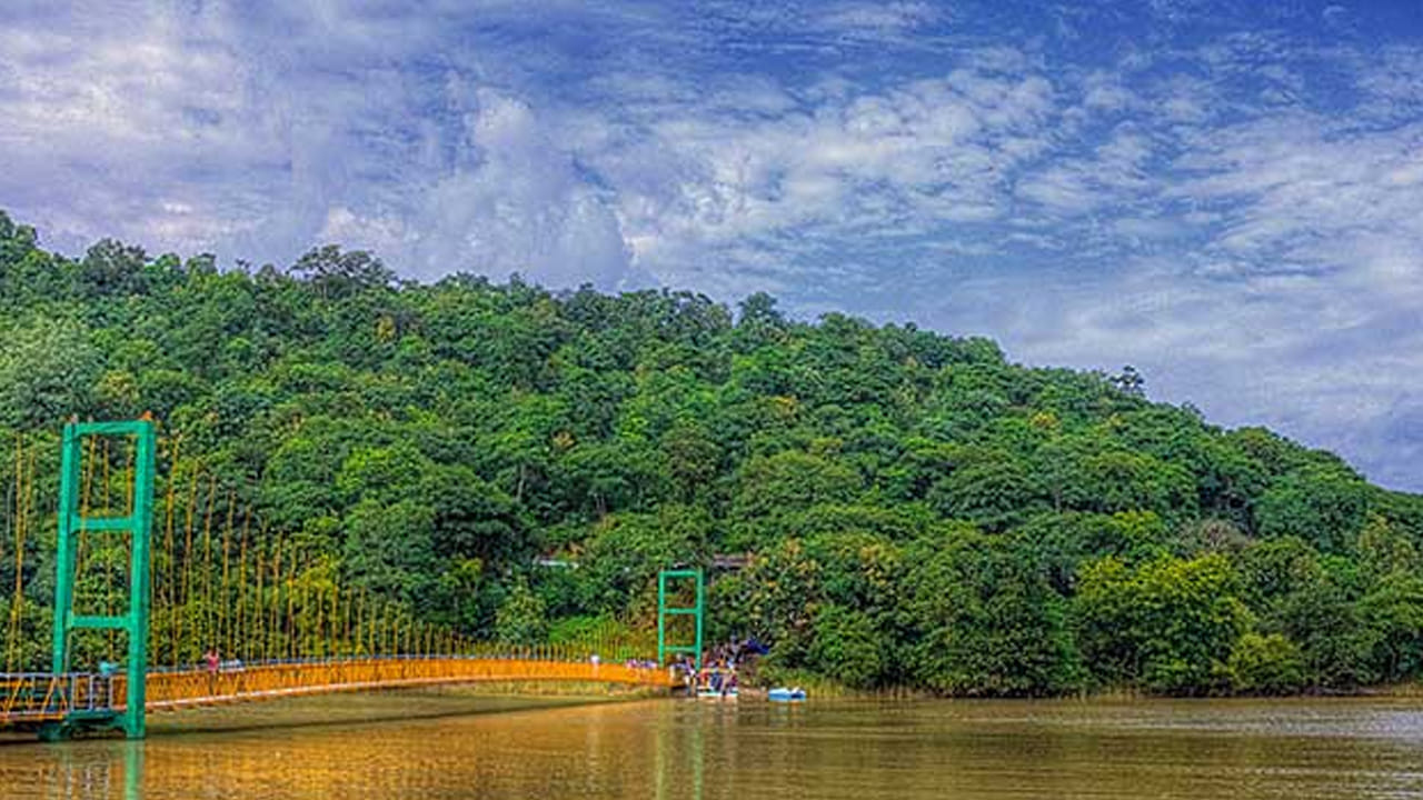 లక్న వరం సరస్సు చాలా అద్భుతమైన ప్రదేశం. ఇక్కడ వేలాడే వంతెన, చుట్టూ నీరు పెద్ద పెద్ద కొండలు, పచ్చటి ప్రకతి చూడటానికి చాలా అందంగా, అద్భుతంగా ఉంటుంది. మీరు గనుక పచ్చటి చెట్లు కొండల మధ్య ఎంజాయ్ చేయాలి అనుకుంటే, మీకు ఈ ప్లేస్ బెస్ట్ అనే చెప్పాలి. ఈ ప్రదేశం దాదాపు 13 చిన్న ద్వీపాలను కలిగి ఉంటుంది. ఇది హైదరాబాద్ కు దాదాపు 225 కిలోమీటర్ల దూరం మాత్రమే ఉంటుంది.