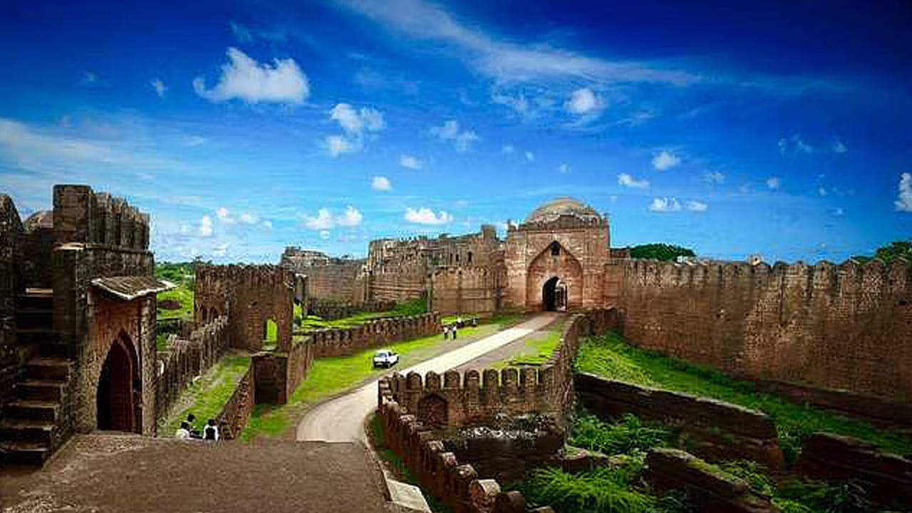 ఒక్క రోజు లేదా రెండు రోజులు మాత్రమే ట్రిప్ ప్లాన్ చేస్తున్నారా? అయితే హైదరాబాద్ కు అతి దగ్గరగా ఉండే బీదర్ కోట బెస్ట్ ప్లేస్. ఈ కోటను 1428 ప్రాంతంలో అహ్మద్ షా బహమనీ ఎర్రటి లాటరైట్ రాయిని ఉపయోగించి నిర్మించారు. ఇది చూడటానికి చాలా అద్భుతంగా ఉంటుంది. మడపాలు, మసీదులు, పూలతోటలతో చాలా అద్భుతంగా ఉంటుందంట.