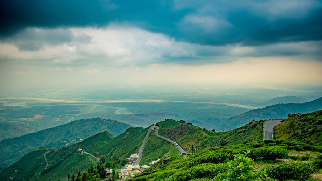 హైదరాబాద్ చుట్టూ అందమైన పర్యాటక ప్రదేశాలు ఉన్నాయి. అద్భుతమైన హిల్ స్టేషన్స్, అందమైన సరస్సు, తోటల ఉన్న ప్రదేశాలు చాలా ఎక్కువగా ఉన్నాయి. అయితే మీరు గనుక ఫ్యామిలీ లేదా స్నేహితులతో కలిసి ట్రిప్ ప్లాన్ చేస్తే, బెస్ట్ ప్లేసెస్ ఇవే. ఈ పర్యాటక ప్రదేశాలు ఆనందాన్ని, ఆహ్లాదాన్ని ఇస్తాయంట. మరి ఆ ప్రదేశాలు ఏవో మీరు కూడా చూడండి.