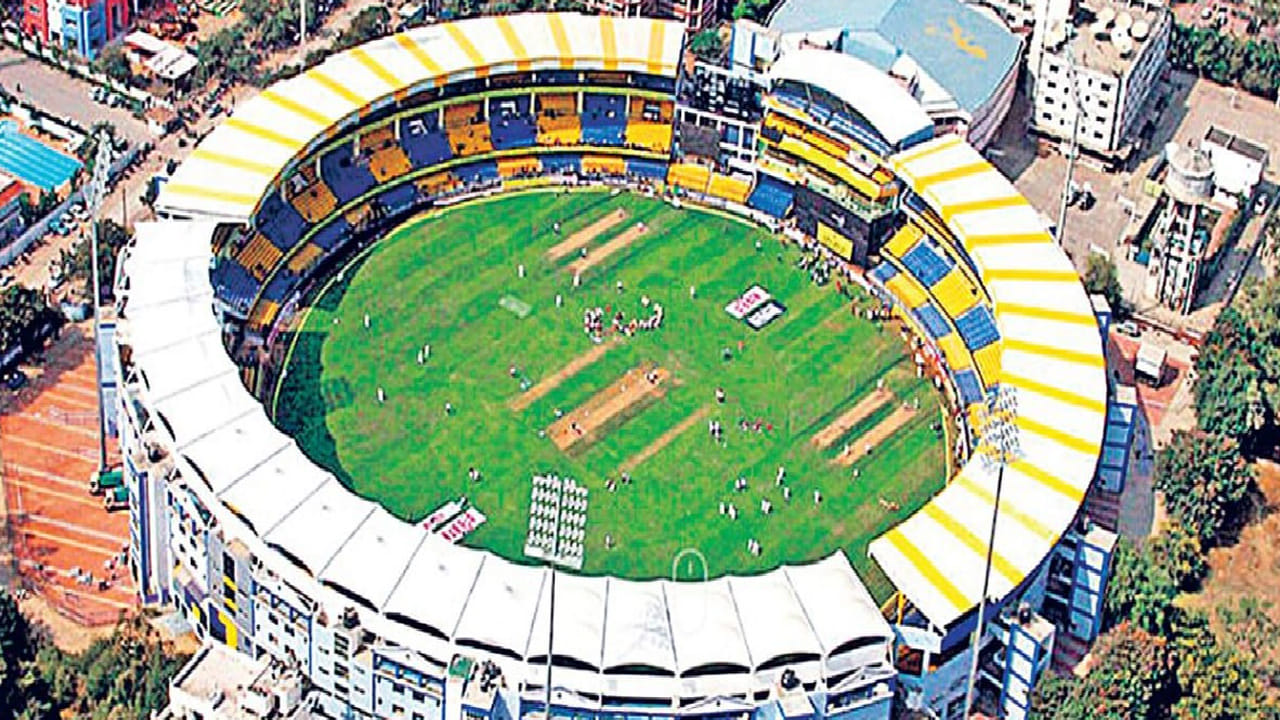 హోల్కర్ స్టేడియం, ఇండోర్.. 30,000 మంది సామర్థ్యం గల ఈ వేదిక గతంలో కింగ్స్ ఎలెవన్ పంజాబ్, కొచ్చి టస్కర్స్ కేరళ తరపున IPL మ్యాచ్‌లను నిర్వహించింది. హోల్కర్ రాజవంశాన్ని గౌరవించటానికి యజమానులు మధ్యప్రదేశ్ క్రికెట్ అసోసియేషన్ 2010లో దీనిని ప్రస్తుత పేరుగా మార్చారు. 2006లో భారత పురుషులు ఇంగ్లాండ్‌తో ఒక వన్డే మ్యాచ్‌కు ఆతిథ్యం ఇచ్చారు. ఈ మైదానం 2025 ఐసిసి మహిళల క్రికెట్ ప్రపంచ కప్‌లో ఐదు మ్యాచ్‌లకు ఆతిథ్యం ఇవ్వనుంది, ఇందులో ఇంగ్లాండ్‌తో భారతదేశం తలపడుతుంది.