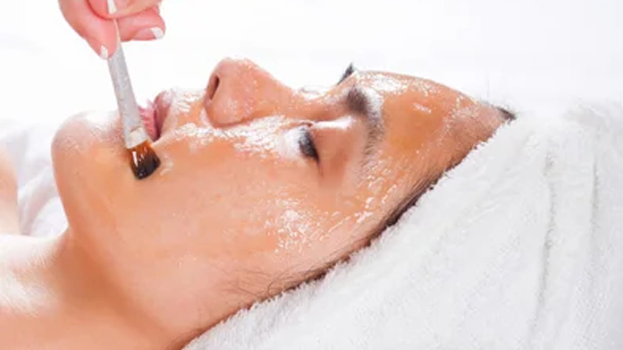 తేనె ముఖానికి, మొత్తం చర్మానికి అప్లై చేయడం వల్ల డ్రై స్కిన్ సమస్య తొలగిపోతుంది. చర్మం నీరసంగా మారదు. అలాగే చర్మంలోని మృతకణాలు తొలగిపోతాయి. లోపల ఉన్న కొత్త కణాలు బయటకు వచ్చి మీ చర్మం మెరిసెలా చేస్తుంది. తేనెలో ఉండే కొన్ని ఎంజైములు దీనిని నేచురల్ ఎక్స్ఫోలియేటర్ గా చేస్తాయి.