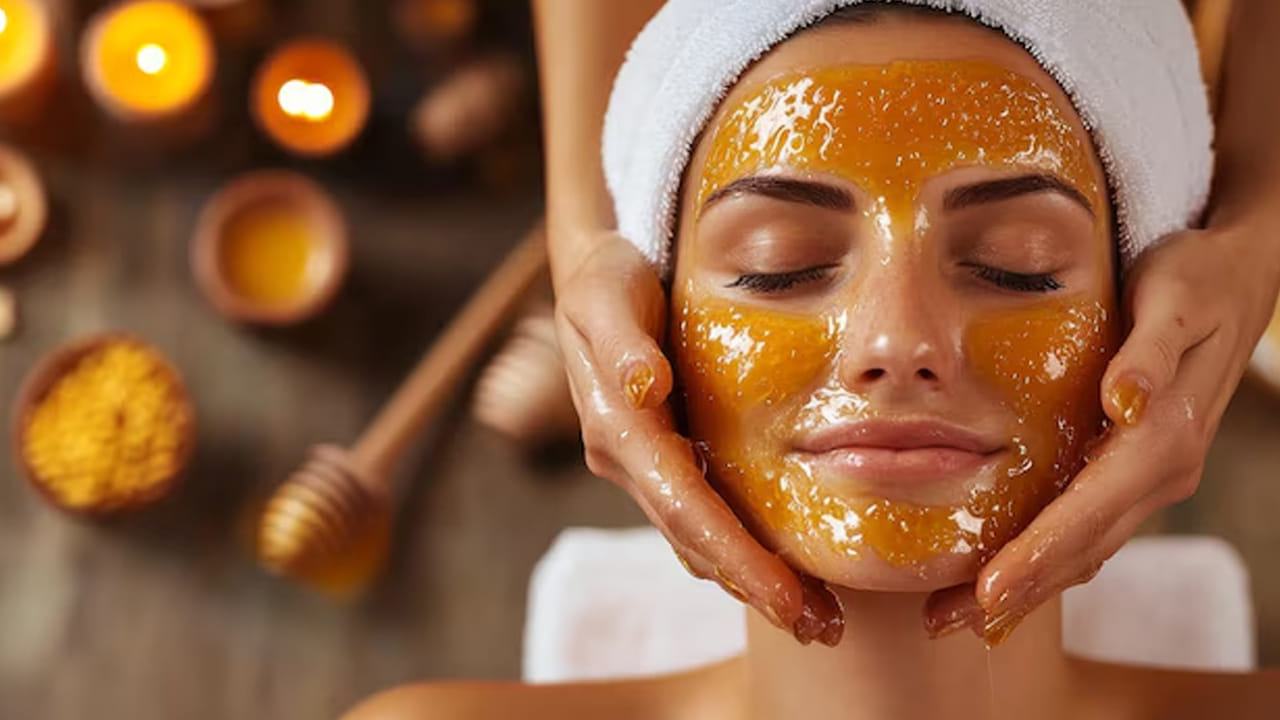 తేనె మన చర్మంపై ఉండే బ్యాక్టీరియాను చాలా వరకు తగ్గిస్తుంది. దీంతో మొఖంపై మొటిమలు ఏర్పడే ప్రమాదం తగ్గుతుంది. మొటిమలతో బాధపడుతున్న వారికి తేనె మంచి మందులా పనిచేస్తుంది. మొటిమలకు తేనెను అప్లై చేయడం వల్ల మీ ముఖంపై ఉన్న దుమ్ము, దూళి తొలగిపోతాయి. దీంతో బ్యాక్టీరియా నుంచి మీ ముఖం రక్షణ పొందుతుంది. తేనె మొటిమలకు యాంటీసెప్టిక్ గా పనిచేస్తుంది.