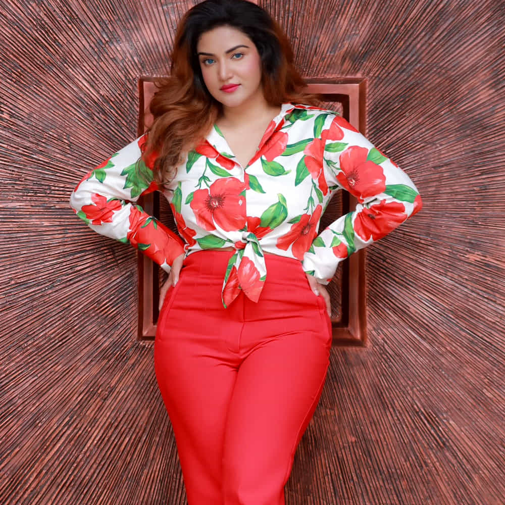 హానీ రోజ్.. ఒకే ఒక్క సినిమాతో విపరీతమైన క్రేజ్ తెచ్చుకుంది . హనీరోజ్.. తెలుగులో ఈ అమ్మడు ఒకే ఒక్క సినిమాతో కుర్రాళ్ళ హాట్ ఫెవరెట్ అయ్యిపోయింది. మలయాళ ఇండస్ట్రీ నుంచి వచ్చిన ఈ ముద్దుగుమ్మ.. తెలుగులో మంచి క్రేజ్ సొంతం చేసుకుంది. నట సింహం నందమూరి బాలకృష్ణ హీరోగా నటించిన వీర సింహారెడ్డి సినిమాతో తెలుగు ప్రేక్షకులను మెప్పించింది.