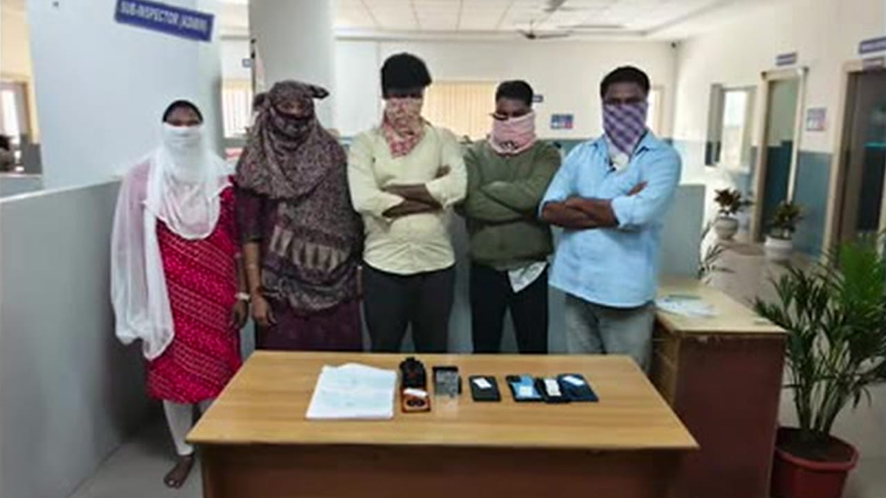 Hyderabad: అనారోగ్యం అంటూ యోగా గురువు వద్దకు ఇద్దరు మహిళలు.. తర్వాత అసలు సినిమా Hyderabad: అనారోగ్యం అంటూ యోగా గురువు వద్దకు ఇద్దరు మహిళలు.. తర్వాత అసలు సినిమా