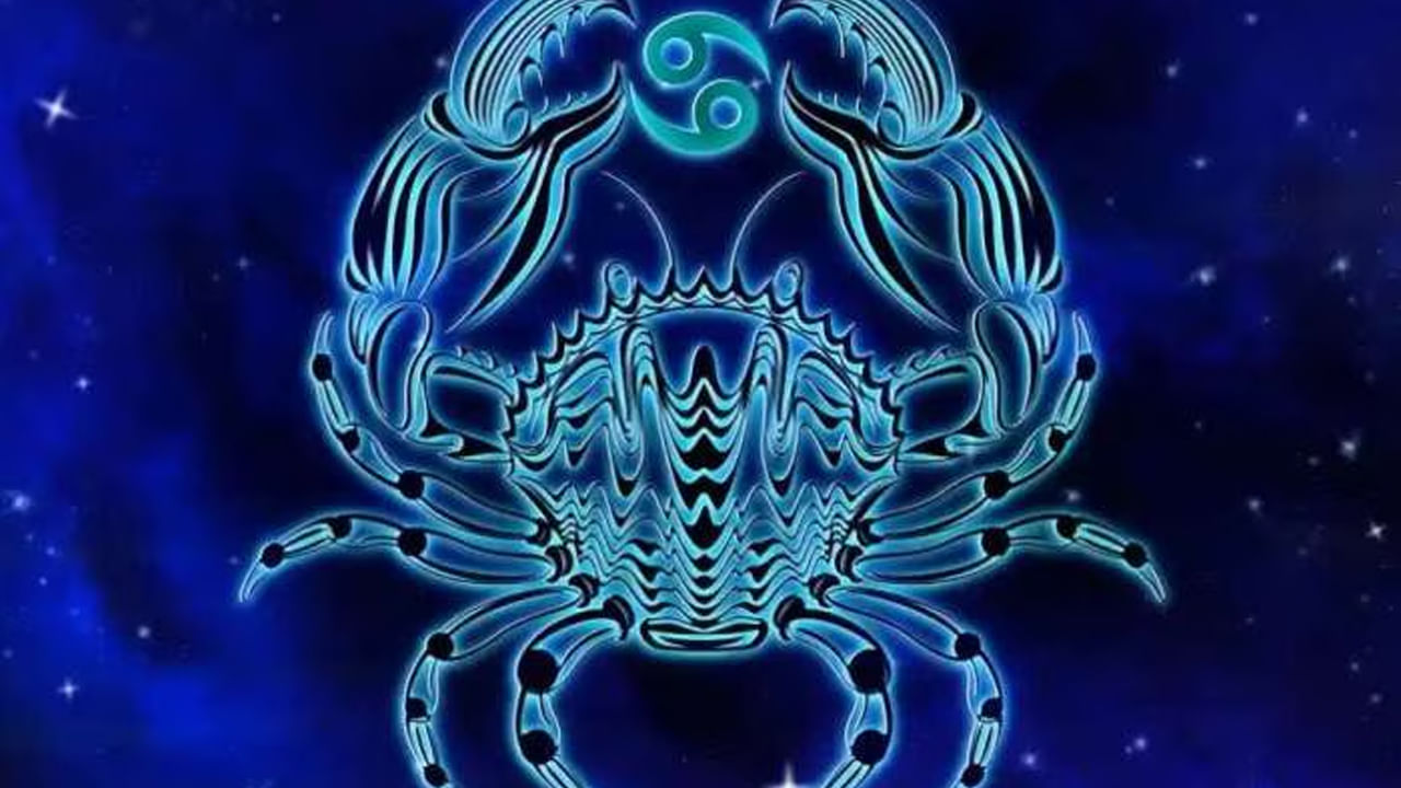 కర్కాటక రాశి : కర్కాటక రాశి వారికి అక్టోబర్ నెలలో గ్రహాల సంచారం, మార్పు వలన వీరికి ఆకస్మిక ధనలాభం కలుగుతుంది. చాలా కాలంగా పెండింగ్లో ఉన్న పనులు పూర్తవుతాయి. స్థిరాస్తి కొనుగోలు చేస్తారు. ఆకస్మిక ప్రయాణాలు లాభదాయకంగా ఉంటాయి. అనారోగ్య సమస్యల నుంచి బయటపడతారు.