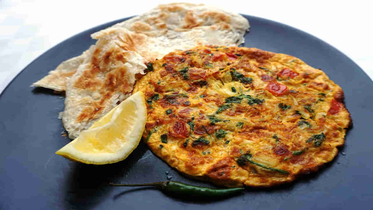 Omelette: ఆమ్లెట్ పెనం మీదే విరిగిపోతుందా.. ఇలా వేస్తే రెస్టారెంట్ స్టైల్ పక్కా!