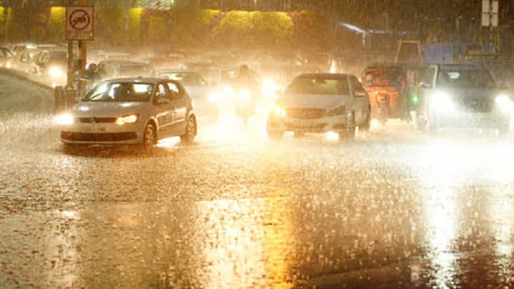 Hyderabad: హైదరాబాద్లో క్లౌడ్బరస్ట్.. 5 గంటల కుంభవృష్టికి విలవిల్లాడిన ప్రజలు Hyderabad: హైదరాబాద్లో క్లౌడ్బరస్ట్.. 5 గంటల కుంభవృష్టికి విలవిల్లాడిన ప్రజలు