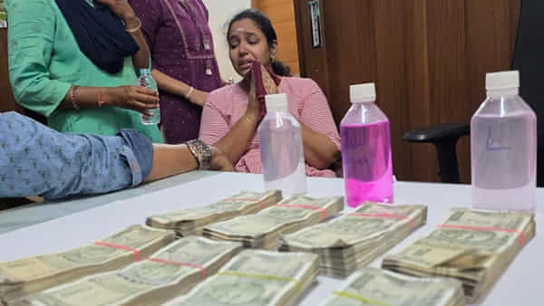 Hyderabad: పర్మిషన్ కావాలంటే లంచం ఇవ్వాల్సిందే.. ఏసీబీకి చిక్కిన మరో లేడీ ఆఫీసర్!