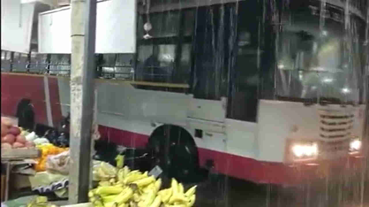 Hyderabad: హైదరాబాద్లో భారీ వర్షం.. అయినా తగ్గని బతుకమ్మ పండుగ ఉత్సాహం