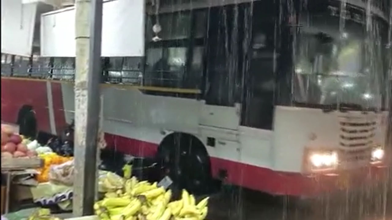 Hyderabad: హైదరాబాద్లో భారీ వర్షం.. అయినా తగ్గని బతుకమ్మ పండుగ ఉత్సాహం