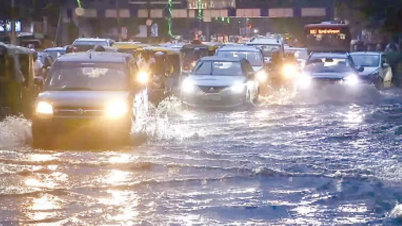 Telangana: ముంచుకొస్తున్న వాయుగుండం.. తెలంగాణకు భారీ నుంచి అతిభారీ వర్షాలు.. ఈ జిల్లాలకు