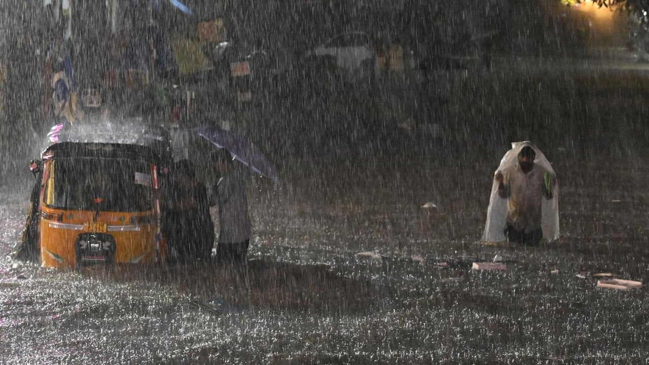 Hyderabad Rains: హైదరాబాద్‌లో దంచికొడుతున్న వర్షం..! ఈ ప్రాంతాల వాళ్లు జాగ్రత్త