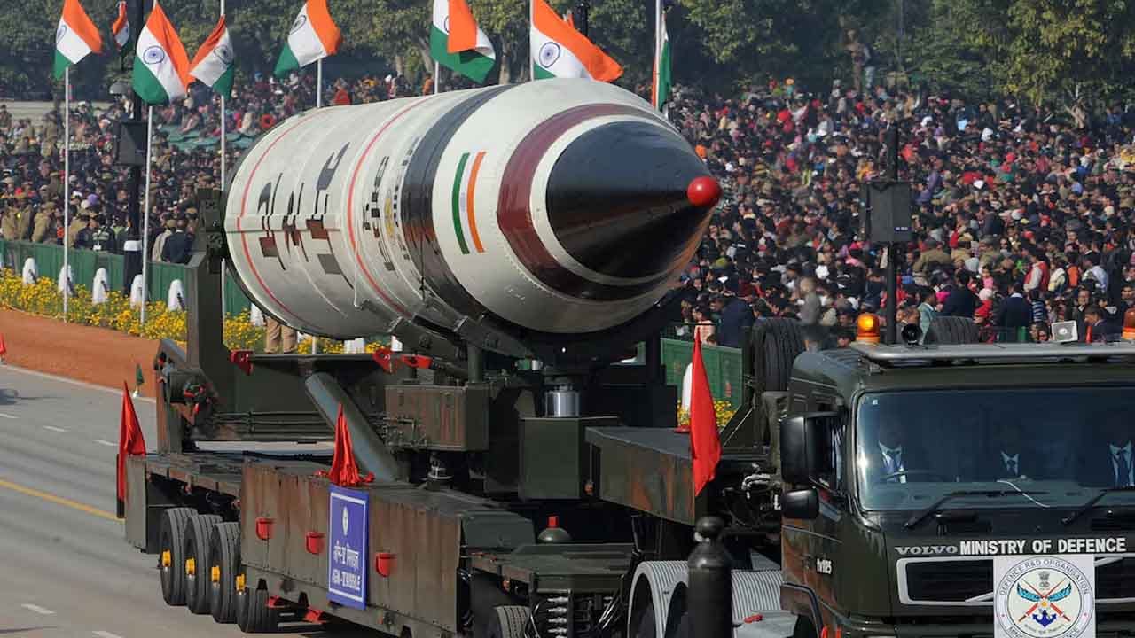 భారతదేశ సముద్ర సామర్థ్యం కూడా బలపడుతోంది. K-4 SLBM (3,500 కి.మీ పరిధి) ను INS అరిఘాట్ నుండి విజయవంతంగా పరీక్షించారు. ఇది భారతదేశం రెండవ-దాడి సామర్థ్యాన్ని నిర్ధారిస్తుంది. అంటే, భారతదేశం మొదట దాడి చేయనప్పటికీ, అది ఇప్పటికీ ప్రతిస్పందించే సామర్థ్యాన్ని కలిగి ఉంది.