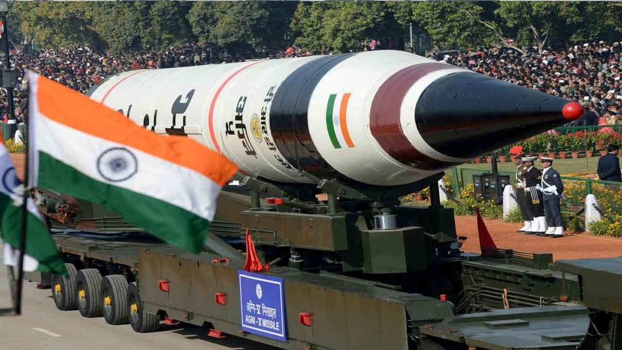 భారతదేశపు అత్యంత ఆధునిక క్షిపణి వ్యవస్థ ICBM అగ్ని-V. దీనికి దాని స్వంత ప్రత్యేక లక్షణం కూడా ఉంది. ఇది దీనిని ప్రమాదకరమైన క్షిపణి వర్గంలోకి తీసుకువస్తుంది. దీని పరిధి 5,000–8,000 కి.మీ. ఇది ఘన ఇంధనంపై ఆధారపడి ఉంటుంది. దీని పేలోడ్ సామర్థ్యం 1,000–1,500 కిలోలు. ఇది 10-100 మీటర్ల దూరం నుండి లక్ష్యాన్ని లాక్ చేసి దాడి చేయగలదు. దీని పొడవు 17 మీటర్లు, బరువు 50,000 కిలోలు. అగ్ని-V రోడ్డు-మొబైల్, డబ్బా-ప్రయోగించవచ్చు. అంటే దీనిని ఎక్కడైనా మోహరించవచ్చు.  శత్రువు దానిని గుర్తించలేడు. దీంతో పాటు, భారతదేశంలో పృథ్వీ ఎయిర్ డిఫెన్స్ (PAD), అడ్వాన్స్‌డ్ ఎయిర్ డిఫెన్స్ (AAD) వంటి బాలిస్టిక్ క్షిపణి రక్షణ (BMD) వ్యవస్థలు ఉన్నాయి. ఈ వ్యవస్థలు ఇన్‌కమింగ్ క్షిపణులను అడ్డగించగలవు.