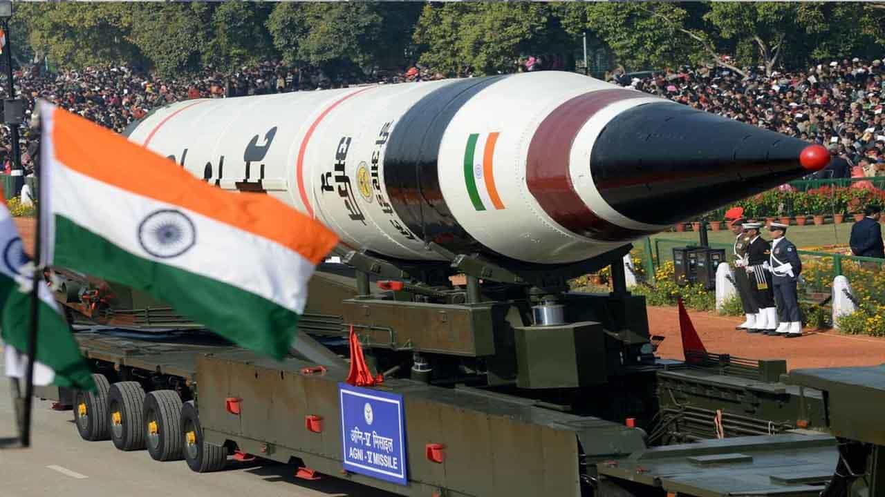 భారతదేశపు అత్యంత ఆధునిక క్షిపణి వ్యవస్థ ICBM అగ్ని-V. దీనికి దాని స్వంత ప్రత్యేక లక్షణం కూడా ఉంది. ఇది దీనిని ప్రమాదకరమైన క్షిపణి వర్గంలోకి తీసుకువస్తుంది. దీని పరిధి 5,000–8,000 కి.మీ. ఇది ఘన ఇంధనంపై ఆధారపడి ఉంటుంది. దీని పేలోడ్ సామర్థ్యం 1,000–1,500 కిలోలు. ఇది 10-100 మీటర్ల దూరం నుండి లక్ష్యాన్ని లాక్ చేసి దాడి చేయగలదు. దీని పొడవు 17 మీటర్లు, బరువు 50,000 కిలోలు. అగ్ని-V రోడ్డు-మొబైల్, డబ్బా-ప్రయోగించవచ్చు. అంటే దీనిని ఎక్కడైనా మోహరించవచ్చు.  శత్రువు దానిని గుర్తించలేడు. దీంతో పాటు, భారతదేశంలో పృథ్వీ ఎయిర్ డిఫెన్స్ (PAD), అడ్వాన్స్‌డ్ ఎయిర్ డిఫెన్స్ (AAD) వంటి బాలిస్టిక్ క్షిపణి రక్షణ (BMD) వ్యవస్థలు ఉన్నాయి. ఈ వ్యవస్థలు ఇన్‌కమింగ్ క్షిపణులను అడ్డగించగలవు.