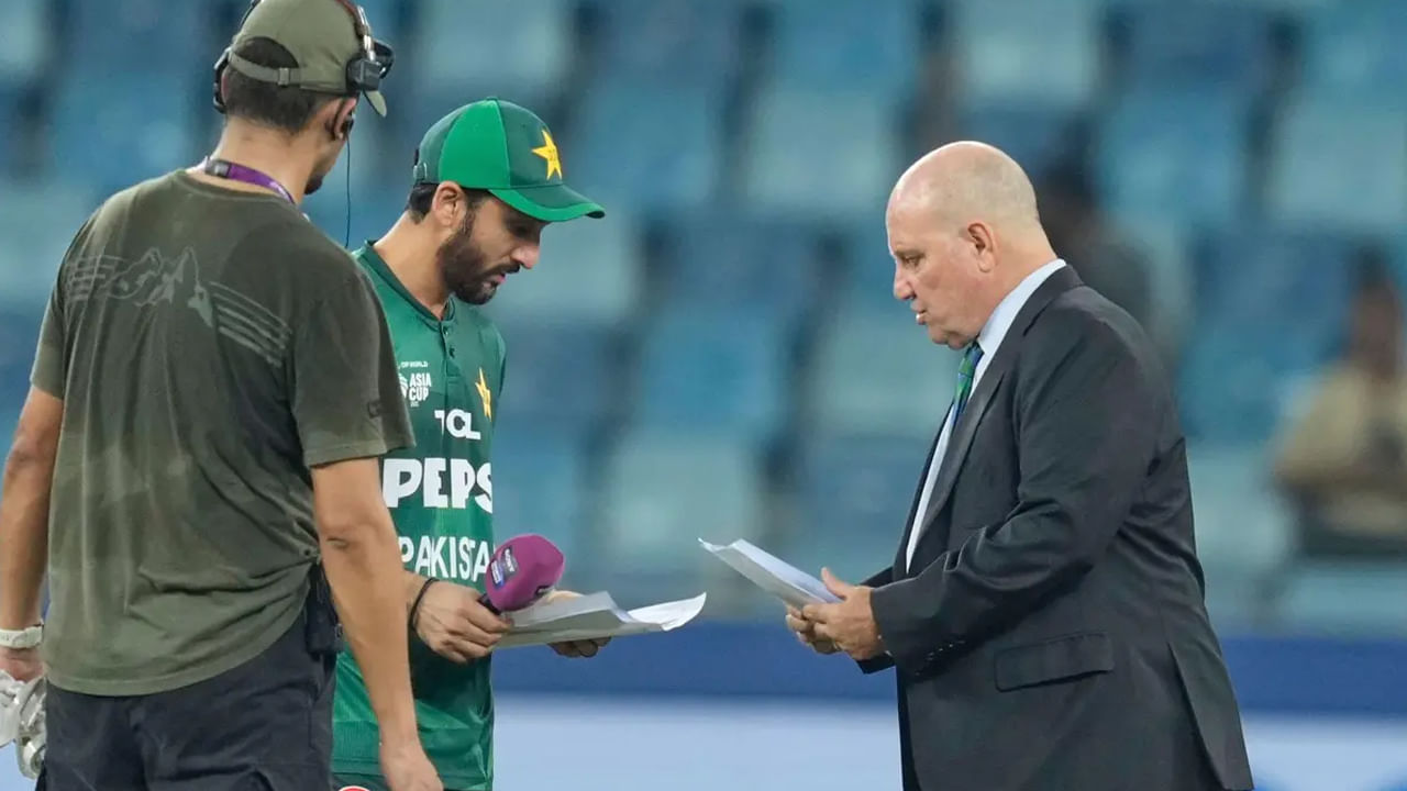 ICC Players and Match Officials Areas Rules: ఆసియా కప్ 2025 సందర్భంగా పాకిస్తాన్ క్రికెట్ బోర్డు (PCB) పెద్ద వివాదంలో చిక్కుకుంది. టోర్నమెంట్ సమయంలో తీవ్రమైన క్రమశిక్షణా రాహిత్యం, ప్రోటోకాల్ ఉల్లంఘనలకు పాల్పడినట్లు ఆరోపణలు ఉన్నాయి. PCB ప్లేయర్స్, మ్యాచ్ ఆఫీసర్స్ ఏరియా (PMOA) నిబంధనలను పదే పదే ఉల్లంఘించింది. దీని వలన ICCపై గణనీయమైన చర్య తీసుకోవచ్చు. టీమిండియా ప్లేయర్స్‌తో కరచాలన వివాదం తర్వాత ఈ సంఘటనలు వెలుగులోకి వచ్చాయి.