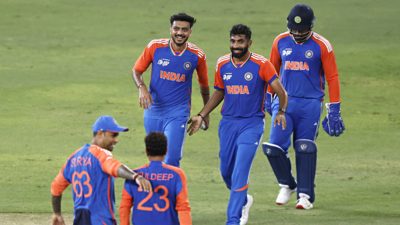 పాకిస్తాన్ దిగ్గజ క్రికెటర్లు కూడా భారత ఆటగాళ్లతో కరచాలనం చేయకపోవడం పట్ల చాలా కలత చెందుతున్నారు. వారు టీమిండియా వైఖరితో సంతోషంగా లేరు. ఇది కేవలం ఆసియా కప్ మాత్రమేనని, ఐసీసీ టోర్నమెంట్లలో కూడా అదే జరగవచ్చని బాసిత్ అలీ అన్నారు. పాకిస్తాన్ టీవీ షోలో బాసిత్ అలీతో కలిసి కూర్చున్నప్పుడు కమ్రాన్ అక్మల్ కూడా టీమిండియా వైఖరిపై తన అసంతృప్తిని వ్యక్తం చేశాడు. ఇది క్రికెట్ అభివృద్ధికి మంచిది కాదని ఆయన అన్నారు.