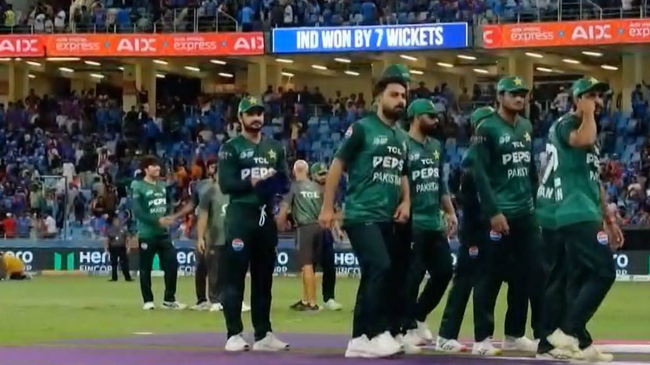 అంతకుముందు, సూర్యకుమార్ యాదవ్ పాకిస్తాన్ పై తన విజయాన్ని పహల్గామ్ ఉగ్రవాద దాడిలో మరణించిన అమాయక ప్రజలకు అంకితం చేశాడు. పాకిస్తాన్ ఆటగాళ్లతో కరచాలనం చేయవద్దని భారత జట్టు ఉన్నతాధికారులు కఠినంగా ఆదేశించారని సమాచారం. జట్టులోని ఆటగాళ్లందరూ కూడా అదే పాటించారు. అందిన సమాచారం ప్రకారం, భారత్-పాకిస్తాన్ మ్యాచ్ కు ముందు దీని గురించి అరగంట సమావేశం కూడా జరిగింది.