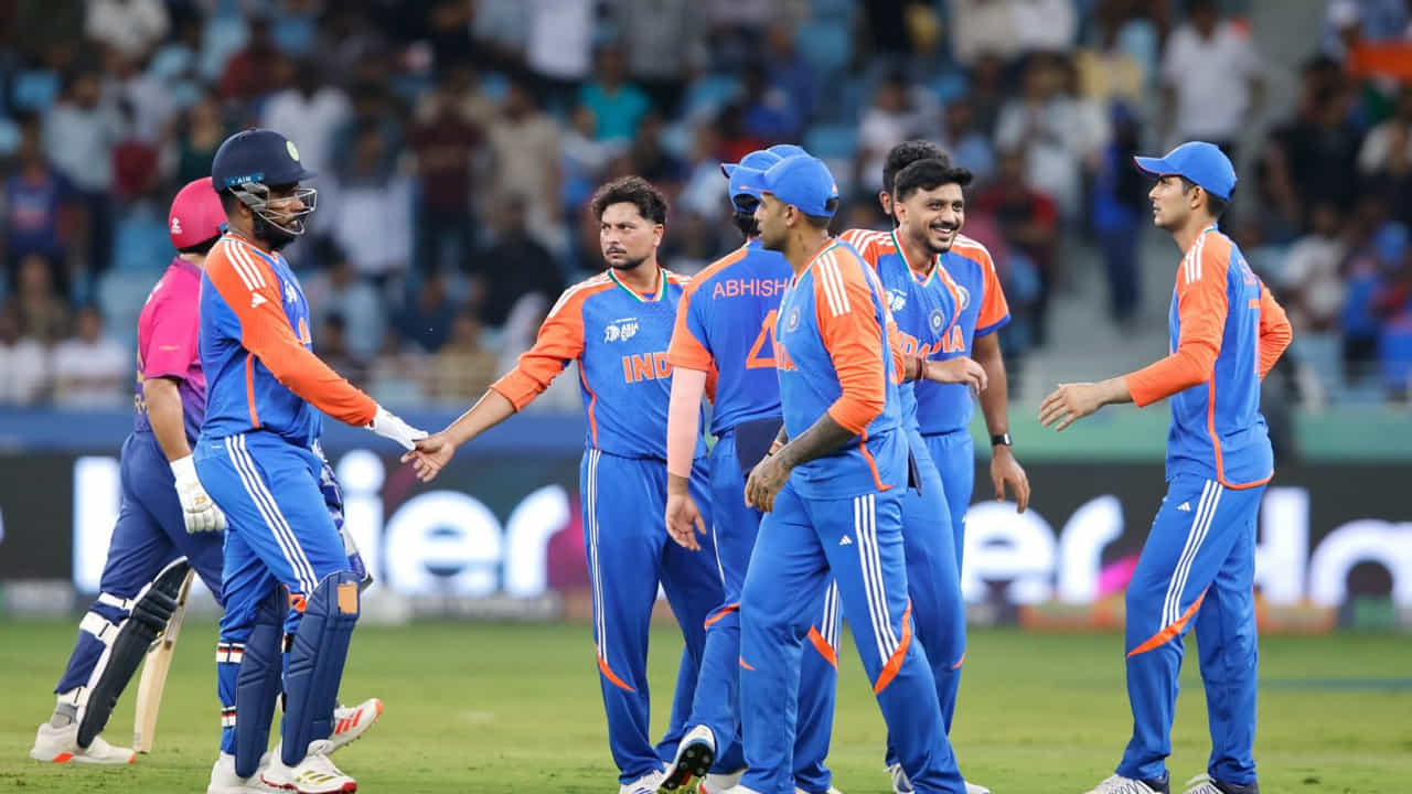 India vs Pakistan: ఆసియా కప్ 2025లో టీమిండియా పాకిస్థాన్ను ఓడించడమే కాకుండా, వారిని బహిరంగంగా అవమానించింది. పాక్ ఆటగాళ్లతో కరచాలనం చేయడానికి నిరాకరించడం ద్వారా టీమిండియా తగిన శాస్తి చేసింది. టాస్ సమయంలో, భారత కెప్టెన్ సూర్యకుమార్ యాదవ్ కూడా ఇలాగే చేశాడు. ఆ తర్వాత, మ్యాచ్ గెలిచినప్పుడు కూడా భారత ఆటగాళ్లు పాక్ జట్టును పట్టించుకోలేదు. భారత జట్టులోని ఏ ఒక్క సభ్యుడు కూడా వారితో కరచాలనం చేయలేదు. పాక్ ఆటగాళ్లు స్వయంగా వారితో కరచాలనం చేయడానికి అసహనంతో కనిపించారు. ఇప్పుడు భారత ఆటగాళ్లు కరచాలనం చేయకపోవడంపై దుమారం చెలరేగుతోంది. ఈ విషయంలో పాక్ క్రికెట్ జట్టు కూడా టీమిండియాపై చర్యలు తీసుకుంటున్నట్లు వార్తలు వస్తున్నాయి.