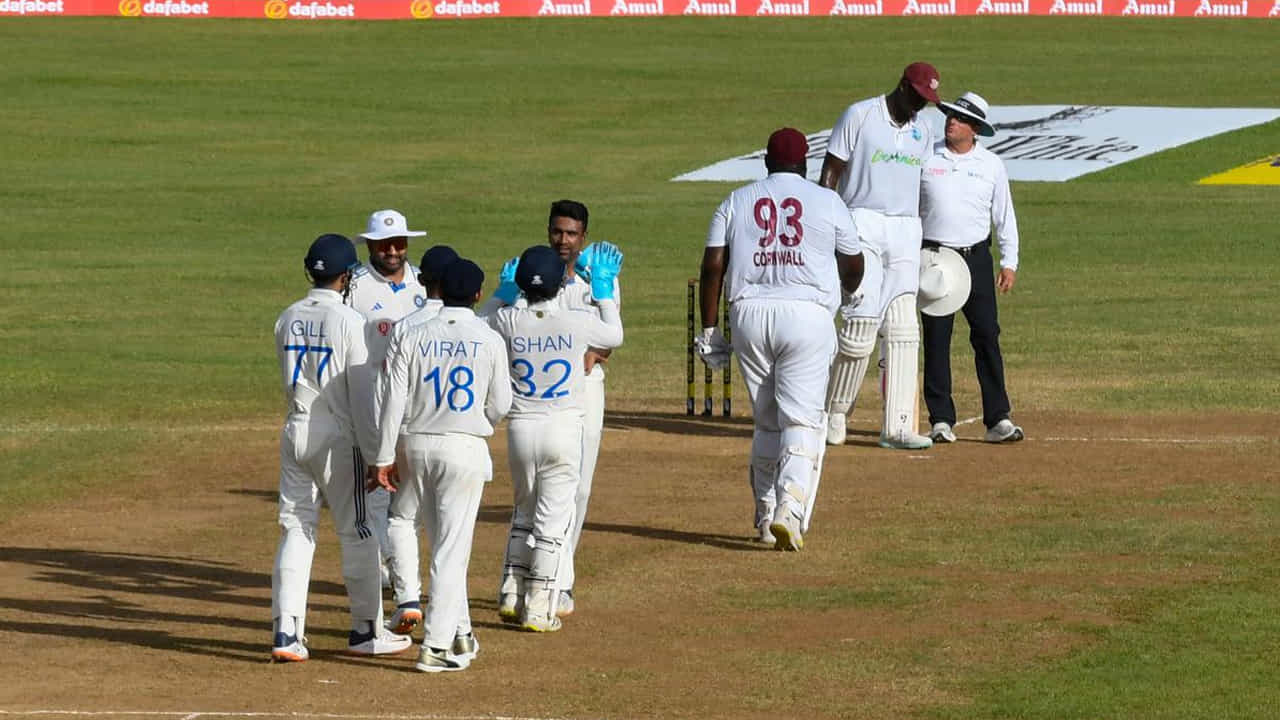 India vs West Indies: ప్రస్తుత ప్రపంచ టెస్ట్ ఛాంపియన్షిప్ సైకిల్లో భాగంగా భారత క్రికెట్ జట్టు వెస్టిండీస్తో తన స్వదేశీ సిరీస్ను ప్రారంభించనుంది. రెండు మ్యాచ్ల సిరీస్ అక్టోబర్ 2న అహ్మదాబాద్లో ప్రారంభమవుతుంది. ప్రస్తుత WTC సైకిల్లో ఇది టీమిండియా రెండవ టెస్ట్ సిరీస్ అవుతుంది. సెప్టెంబర్ 24న ఈ సిరీస్కు టీమిండియాను ఎంపిక చేస్తారు. దీనికి ముందు, ఆటగాళ్ల ప్లేస్మెంట్ల గురించి ప్రశ్నలు లేవనెత్తుతూ కొన్ని ఊహాగానాలు వెలువడ్డాయి.